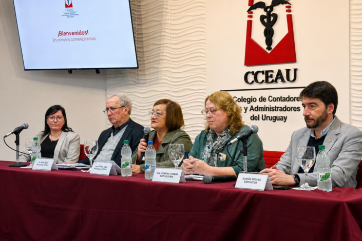 Cinco personas sentadas en una mesa