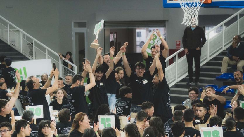 estudiantes festejando en el evento de Concurso de Eficiencia Energética 2024