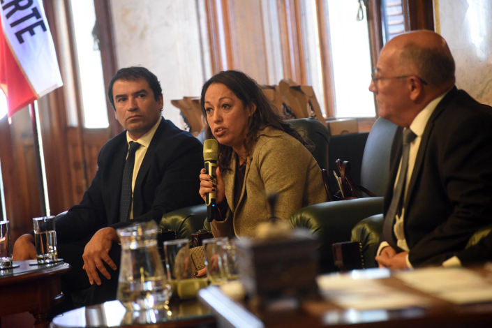 Ministra Cardona y autoridades de Ursec sentados. 
