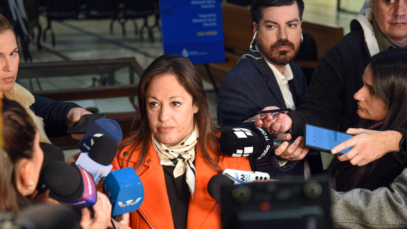 Ministra Cardona rodeada de periodistas con micrófonos