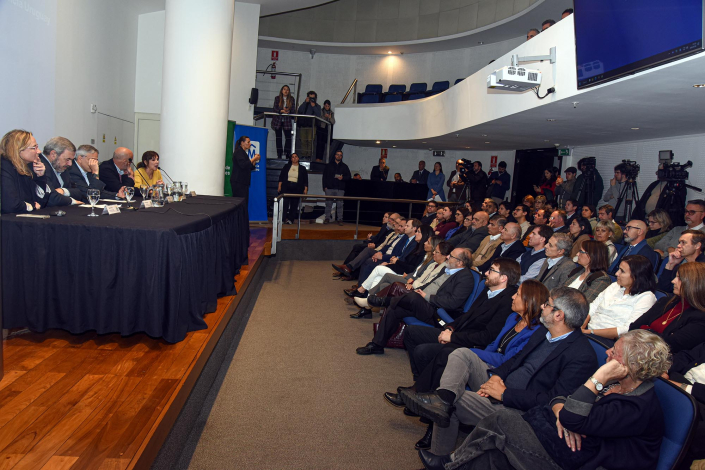Mesa de autoridades; enfrente, público
