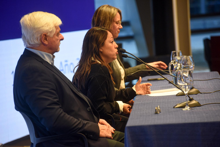 Cardona habla junto a Canessa (Cudecoop) y Carreto (Inacoop)