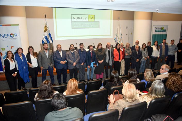 Foto grupal con autoridades sobre estrado