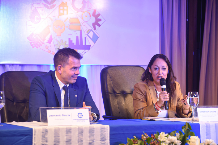 Cardona habla junto a García, sentados en mesa de oradores