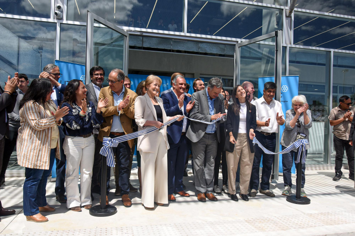 Autoridades cortan la cita frente a un moderno edificio