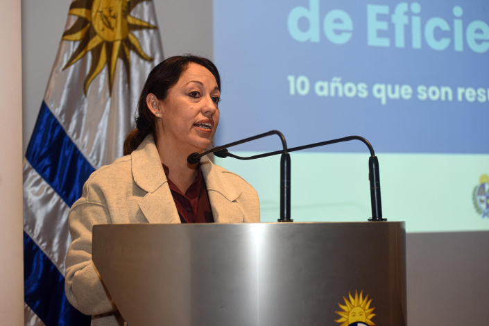 Fernanda Cardona habla en atril de oradores