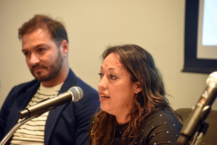Cardona habla, sentada junto a Dorrego
