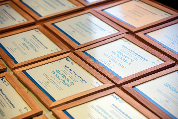 Certificados de Eficiencia Energética ilustrativos sobre la mesa