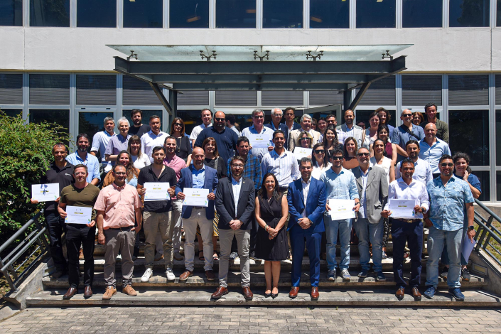 Autoridades y empresas beneficiarias en foto grupal en las escaleras del PCTP