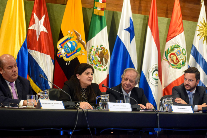 Spinelli habla junto a tres personas