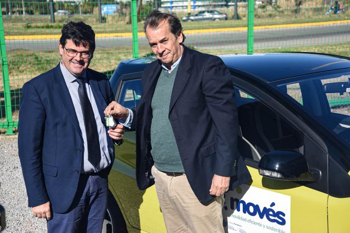 Representante de la empresa entrega la llave del vehículo que probará la DNE al director Cantero