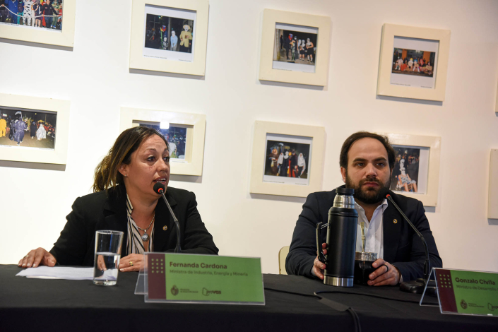 Ministra Cardona habla sentada junto al ministro Civila