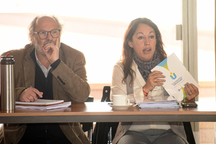 Daniel Olesker y Fernanda Cardona. La ministra sostiene la publicación Plan Industrial Uruguay