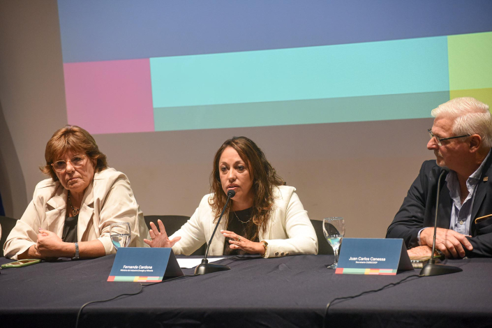 Cardona habla junto a Fernández y Canessa