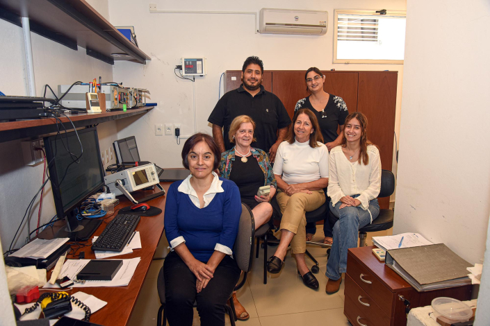 Grupo de personas trabaja en un laboratorio