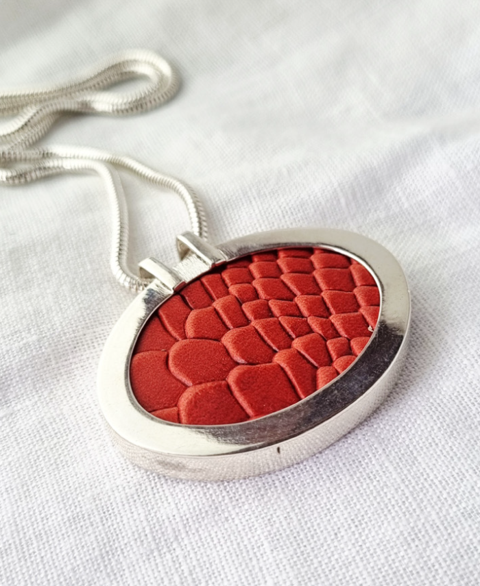 Collar plateado y rojo