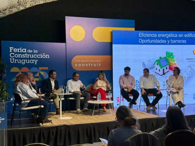 Personas sentadas en un escenario