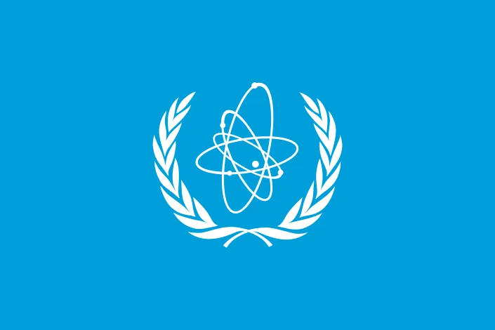 Fondo azul con logo blanco del OIEA