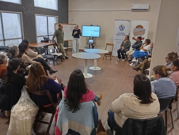 Participantes del taller, sentados en una sala