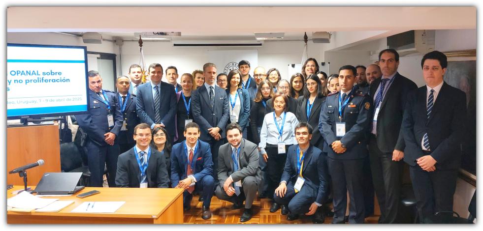 Grupo de participantes del evento ubicadas para la toma de una foto