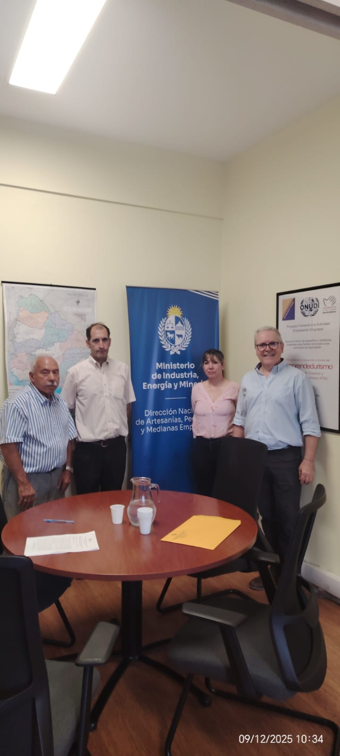 Integrantes de la cooperativa Helix junto con el director y un técnico de Dinapyme