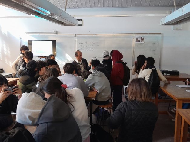 Grupo de estudiantes ubicados en frente al funcionario de la ARNR