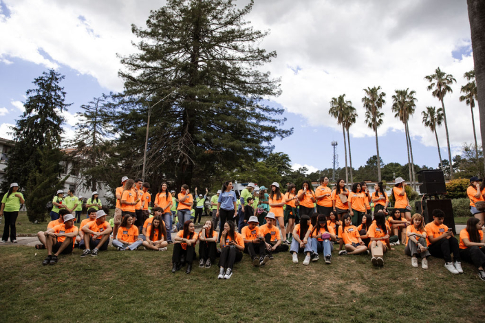 Jóvenes reunidos en el parque de Minas; árboles detrás