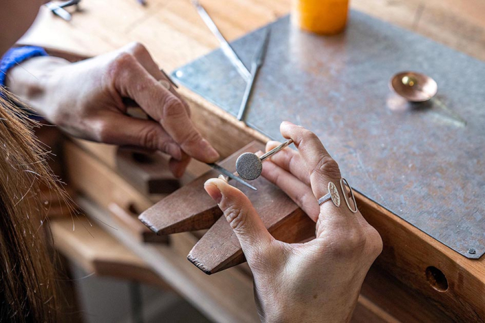 Manos de artesana en su taller de trabajo