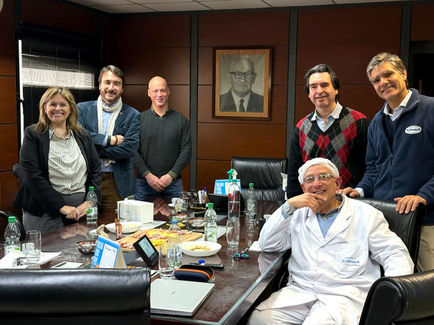 Director de Industrias, Damián Pirrocco, de pie, y representantes de la empresa Schneck
