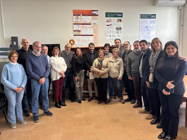 Foto grupal con delegación del MIEM y delegación de la Facultad de Química.