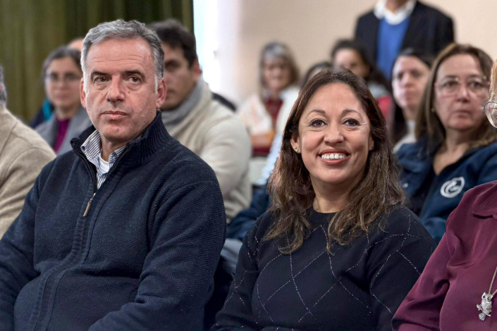 Cardona sonríe junto al presidente Orsi; están sentados
