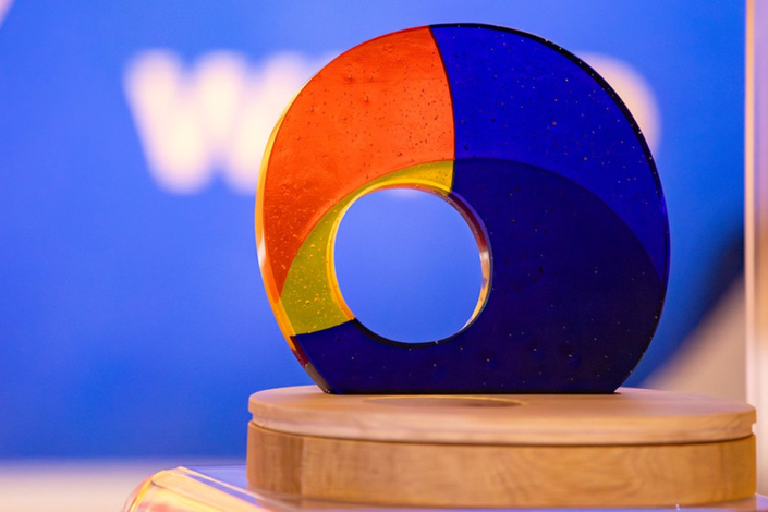 Premio de colores vivos y forma circular.