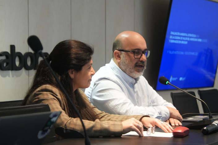 Arianna Spinelli y Alejandro Nario sentados. 
