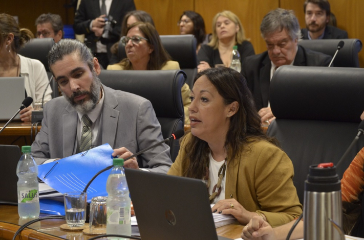 Ministra Cardona habla. A su lado, el director general Rodrigo Díaz