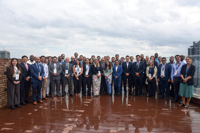 Gran cantidad de representantes del FOREPLEN, de pie, en un espacio abierto, bajo el cielo nublado