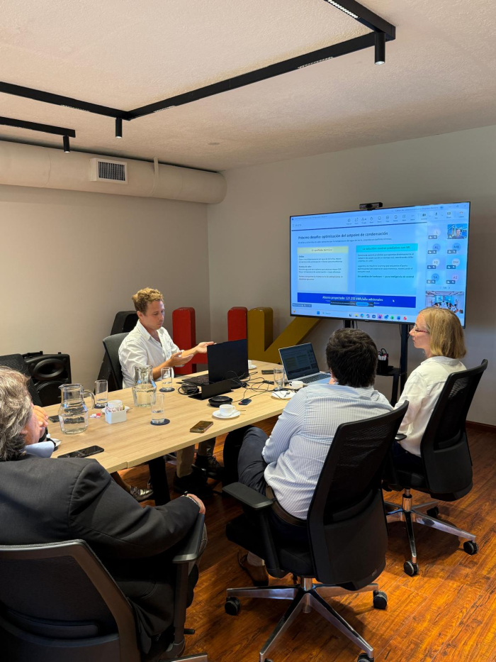 Representantes del sector reunidos para el taller; hay una pantalla