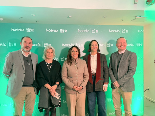 Fernanda Cardona junto a autoridades del LATU