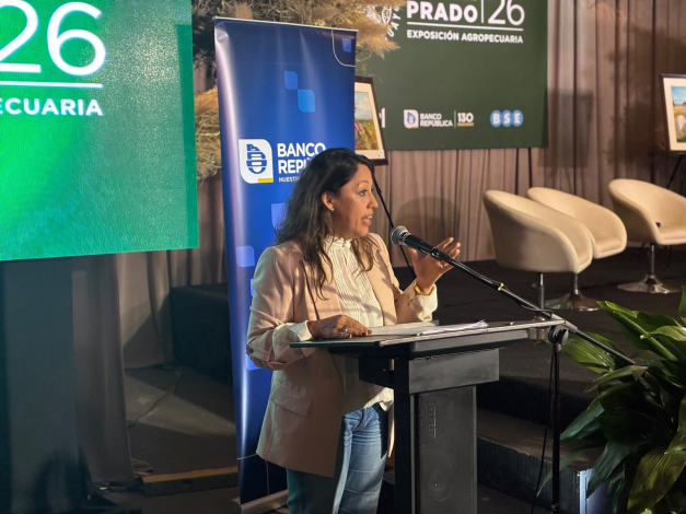 Fernanda Cardona habla en atril de oradores