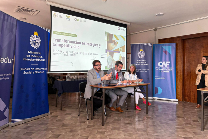 Mesa de apertura con autoridades y facilitadora de CIEDUR, María José Scaniello