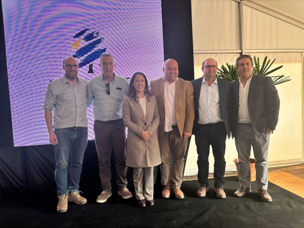 De pie, ministra Cardona junto a otras autoridades