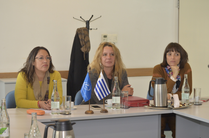 Ministra Cardona, asesora González y presidenta Arboleya, sentadas en una mesa