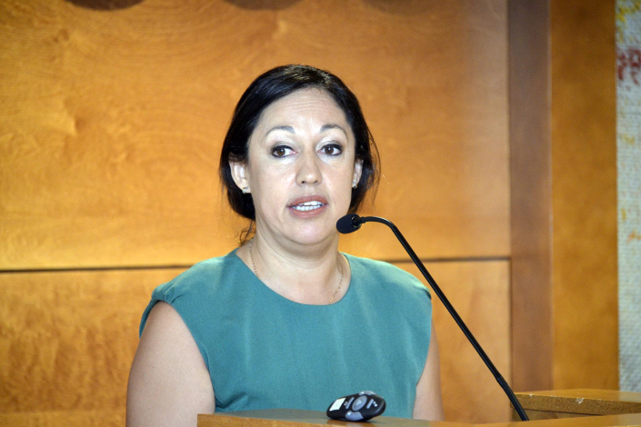 Ministra Cardona habla a micrófono. 