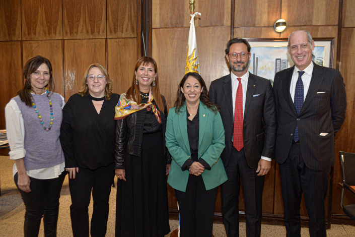 Ministra Cardona, autoridades del MIEM e integrantes de la misión, de pie