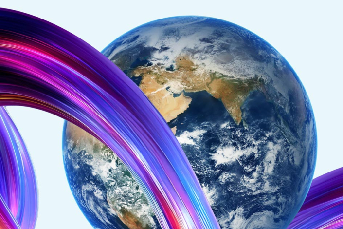 Imagen de la Tierra; la rodean bandas de colores violeta y fucsia