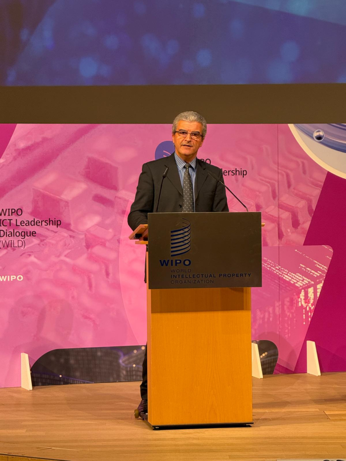 Persona parada detrás de un atril