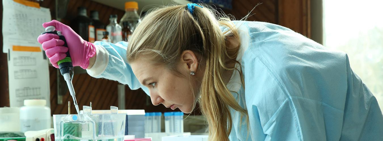Mujer trabaja en un laboratorio