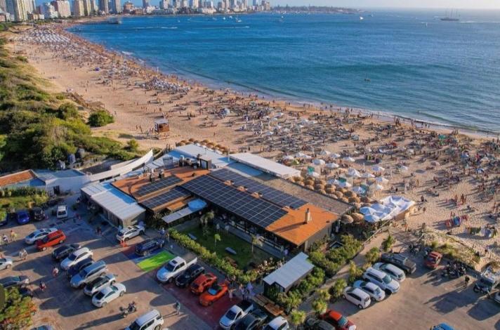 Comercio con paneles solares en el techo