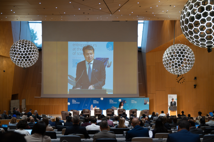 pantalla gigante con imagen del Director General de la OMPI hablando