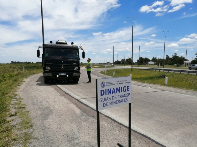Inspector deteniendo un camión con aridos para la construcción