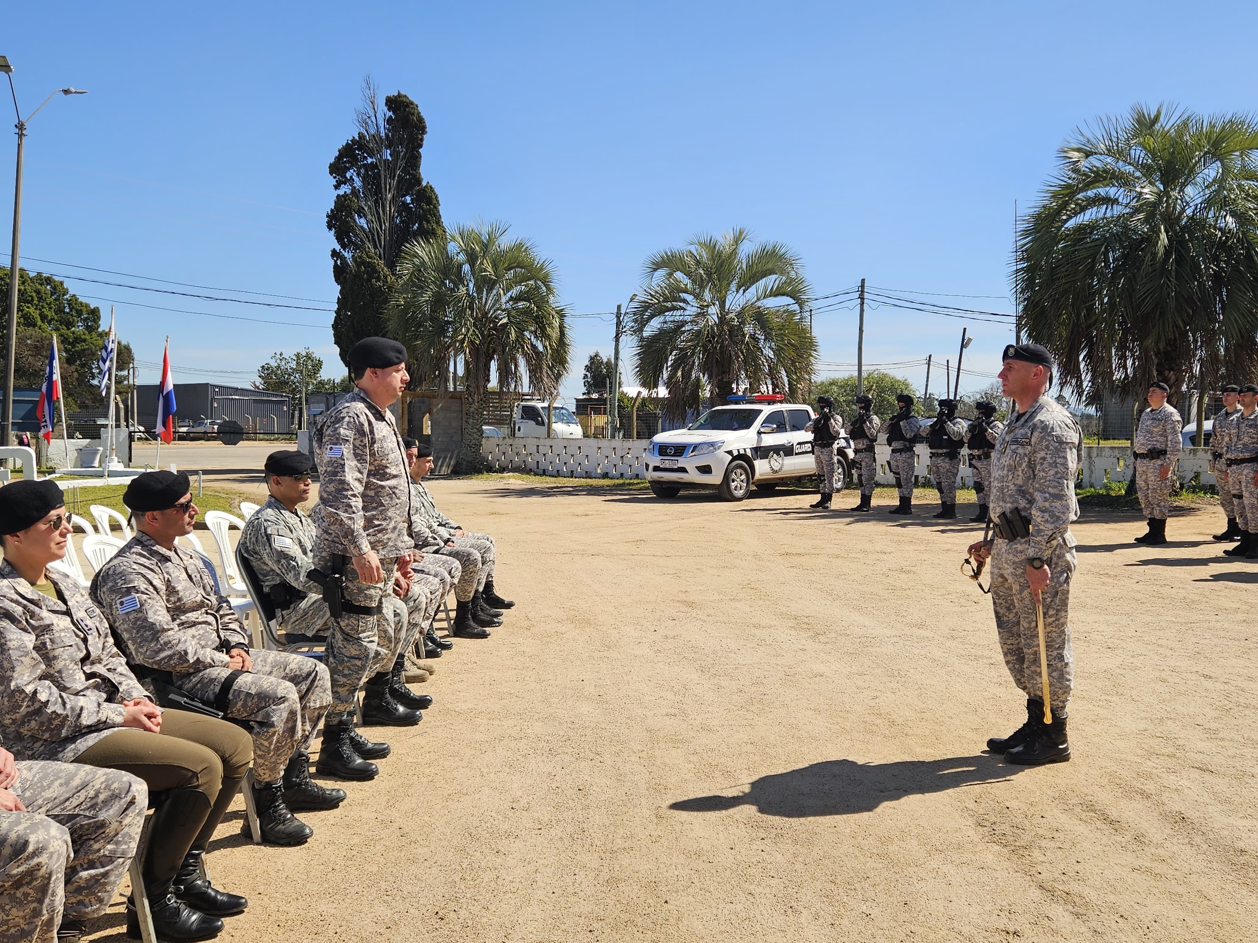 Autoridades sentadas observan a efectivo de la Guardia Republicana en ceremonia